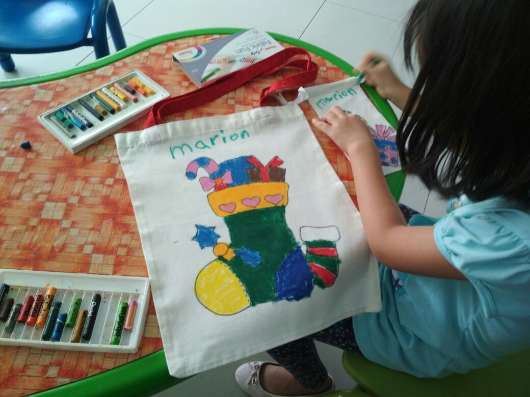 kegiatan membuat tas bahan blacu DIY untuk anak
