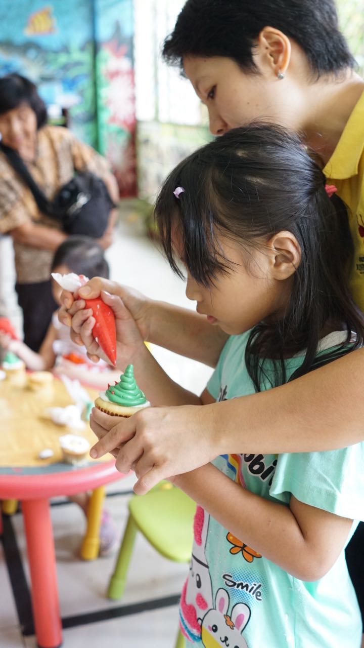 kegiatan DIY membuat cupcakes untuk anak