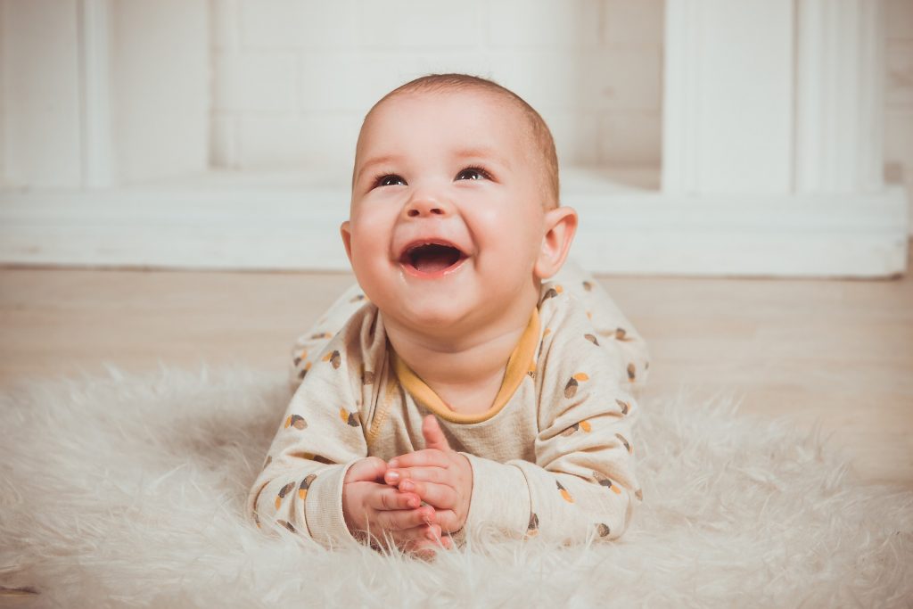 Di tahun pertama, sebagian besar bayi belajar berbicara dengan mengucapkan kata-kata pertama mereka