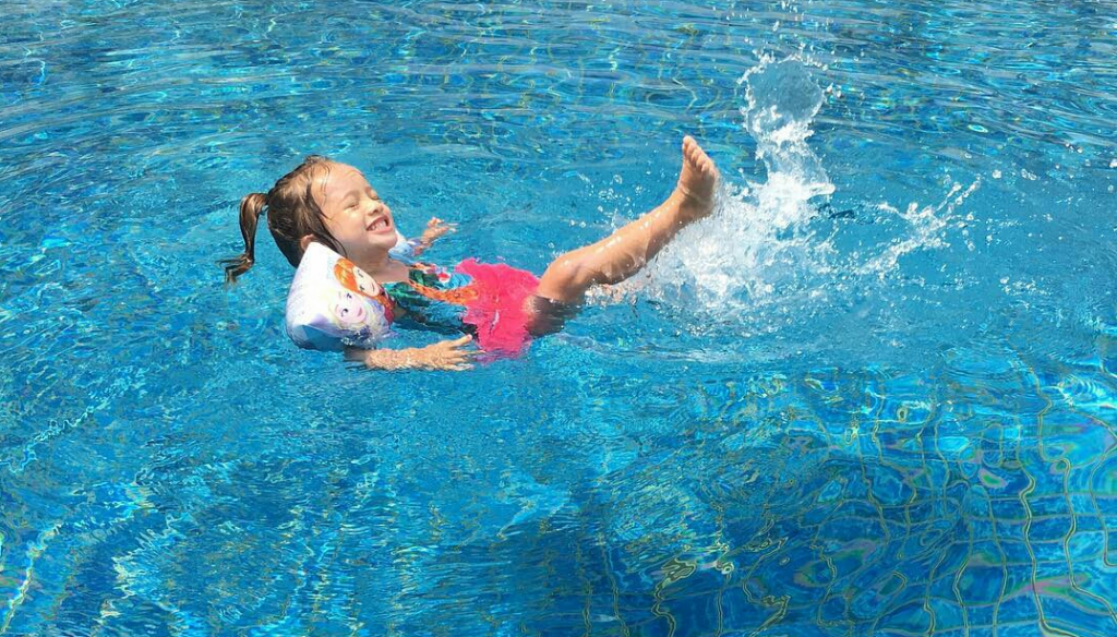 Tips balita aman dan nyaman berenang di pantai