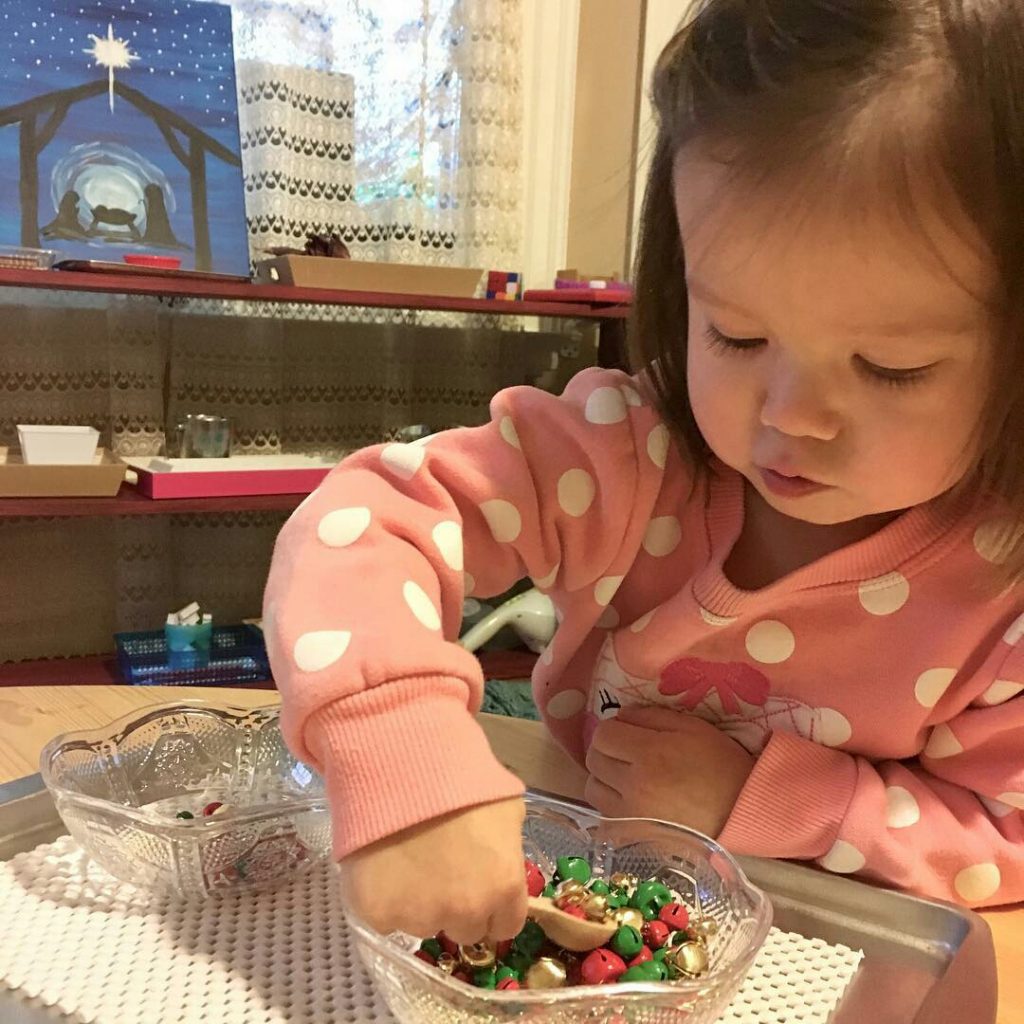 Metode Montessori menyarankan orang tua untuk rutin menghadirkan tema-tema yang berbeda secara berkala dalam keseharian buah hati (Dok. Instagram/angelamomtessori)