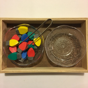 Metode Montessori menyarankan orang tua untuk rutin menghadirkan tema-tema yang berbeda secara berkala dalam keseharian buah hati (Dok. momtessorilife.com)