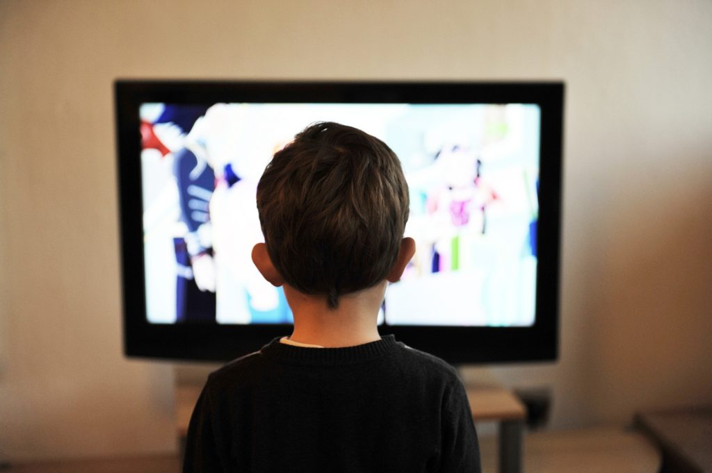  Orang tua perlu mengetahui rekomendasi dari AAP melalui kebijakan berjudul “Media and Young Minds” soal batasan screen time (Dok. Pixabay)