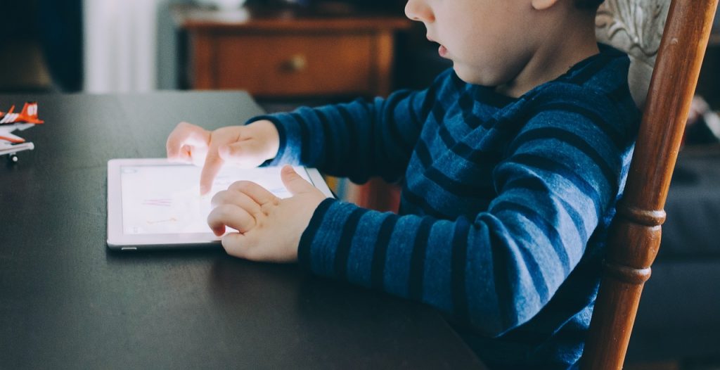 Gadget sebenarnya punya manfaat positif asalkan orang tua bisa bijak dan kreatif memberdayakannya untuk memperluas wawasan si buah hati (Dok. Pixabay)