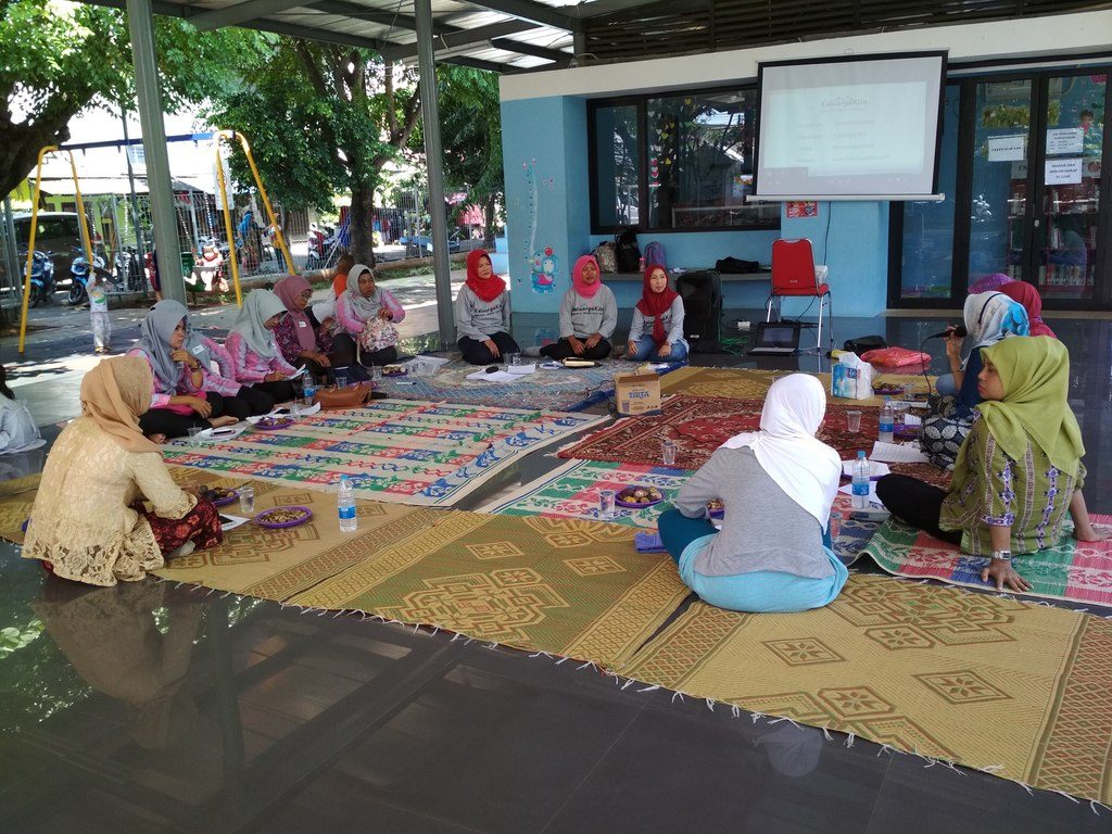 Sesi Nonton Bareng Relawan Keluarga Kita alias Rangkul (Dok. Febi)