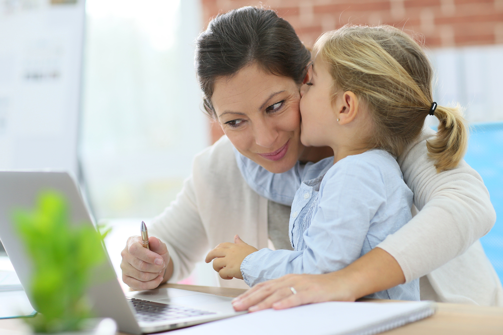 Terkadang, para ibu yang bekerja atau memiliki kesibukan tertentu mengeluhkan bonding (ikatan) yang merenggang dengan buah hati (Dok. Shutterstock)