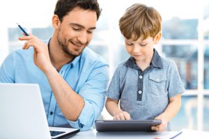 Kehadiran anak menjadi faktor penyemangat ayah dalam bekerja. (Dok: Shutterstock)