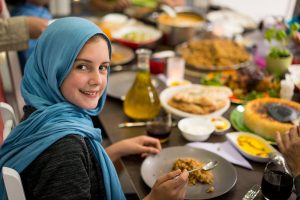Selama puasa, atur pola makan untuk penuhi kebutuhan nutrisi. (Dok: Shutterstock)