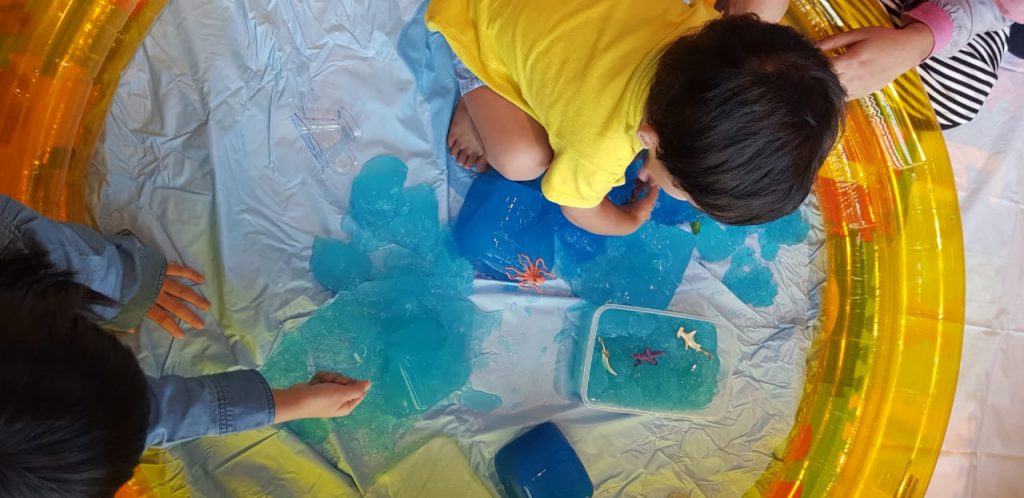 Kamu bisa menyembunyikan mainan figur aneka hewan laut di antara lautan yang berwujud agar-agar berwarna biru (Dok. Instagram/@playprogram)