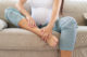 Sebagai orang tua milenial yang cerdas, kita tentu paham kan kalau kaki yang terinjak bumil dan kehamilan tidak berhubungan sama sekali? (Dok. Shutterstock)