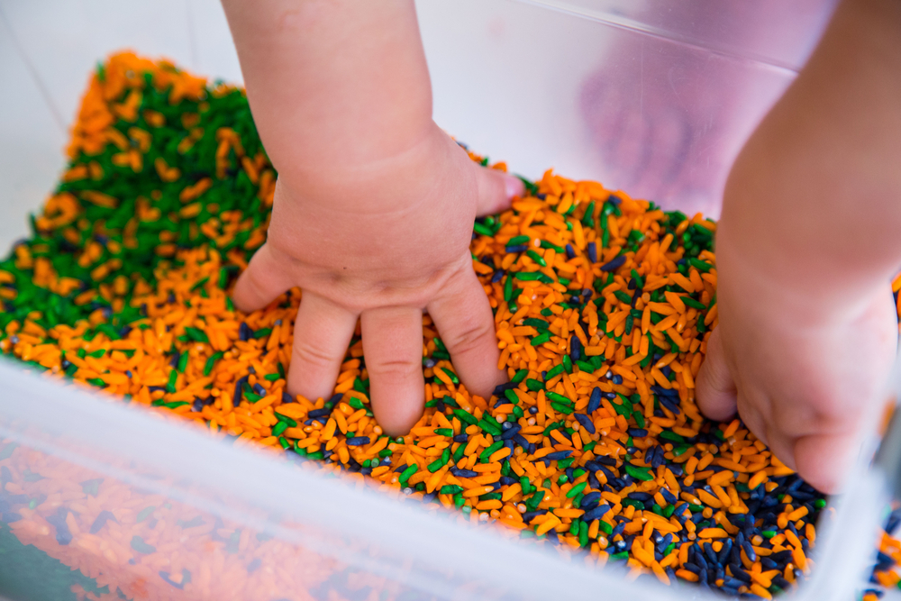 Sensasi meremas beras dengan tangan kosong tentu menyenangkan buat Si Kecil apalagi jika berasnya warna-warni (Dok. Shutterstock)