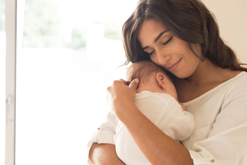 Anggapan bayi jadi ‘bau tangan’ kalau digendong terus hanya mitos, kok (Dok. Shutterstock)