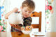 Kemungkinan kemandirian anak dapat berkembang atau tidak bergantung pada lingkungannya (Dok. Shutterstock)
