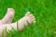 Paparan kulit bayi langsung dengan sekelilingnya serta kesempatan bereksplorasi merupakan sebagian faktor yang dapat berpengaruh terhadap perkembangan anak (Dok. Shutterstock)