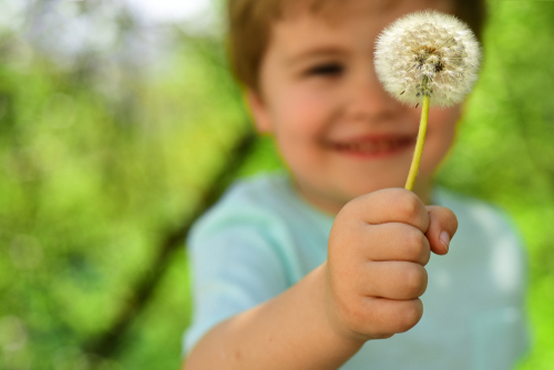 Ketika anak bermain bebas, ia belajar tentang dunia sekitar maupun dirinya (Dok. Shutterstock)