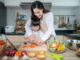Ibu dan anak siapkan makanan sehat - image by shutterstock