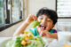 Ilustrasi anak makan sayuran - Image by shutterstock