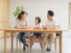 Ilustrasi diskusi keluarga - image by shutterstock