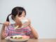 Ilustrasi anak sedang sarapan - image by shutterstock