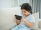 Ilustrasi anak main handphone - image by shutterstock