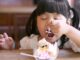 Ilustrasi anak makan es krim - image by shutterstock